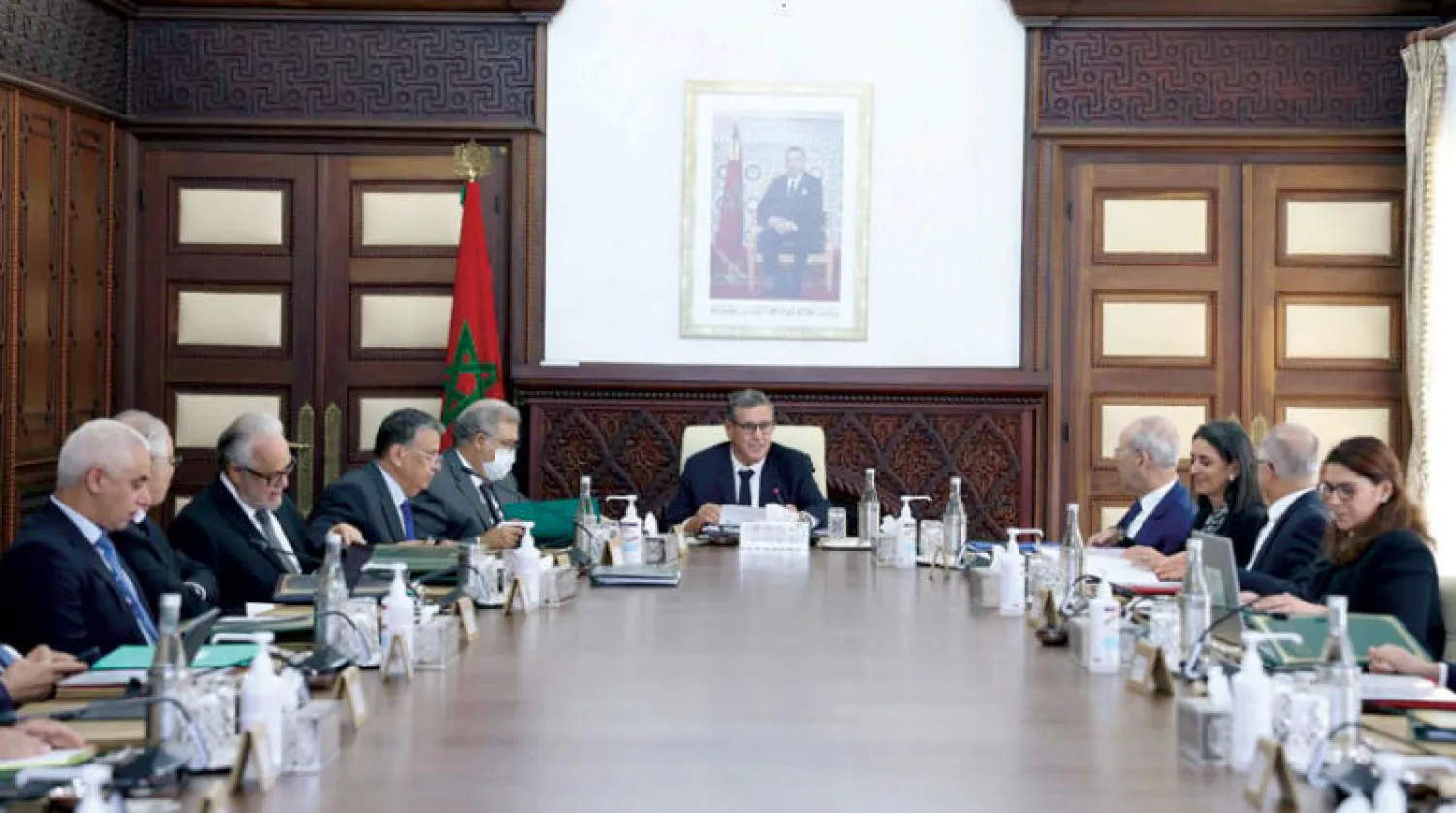 عزيز أخنوش رئيس الحكومة خلال ترؤسه اجتماع مجلس الحكومة أمس (الشرق الأوسط)