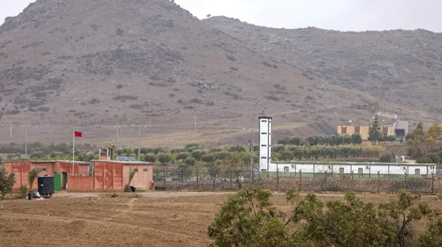 Sınır bölgesi, Faslı ve Cezayirli ailelerin buluşma noktasına dönüştü. (AFP)