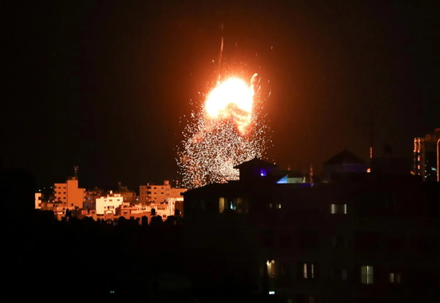 غارات إسرائيلية سابقة على قطاع غزة (أرشيفية - رويترز)