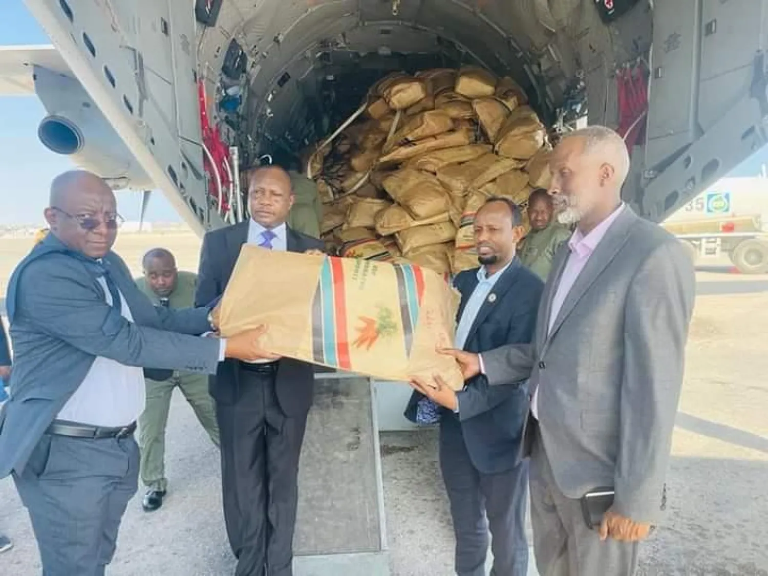 وزارة الصحة الصومالية تتسلم مساعدات طبية من كينيا (وكالة الأنباء الصومالية)