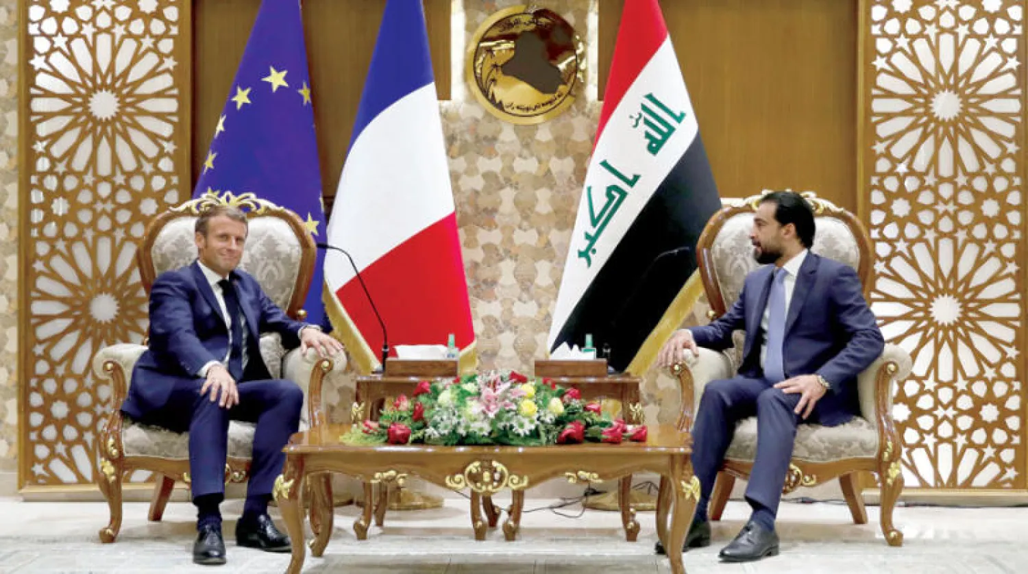 الحلبوسي مستقبلاً ماكرون في زيارة سابقة له إلى بغداد (رويترز)