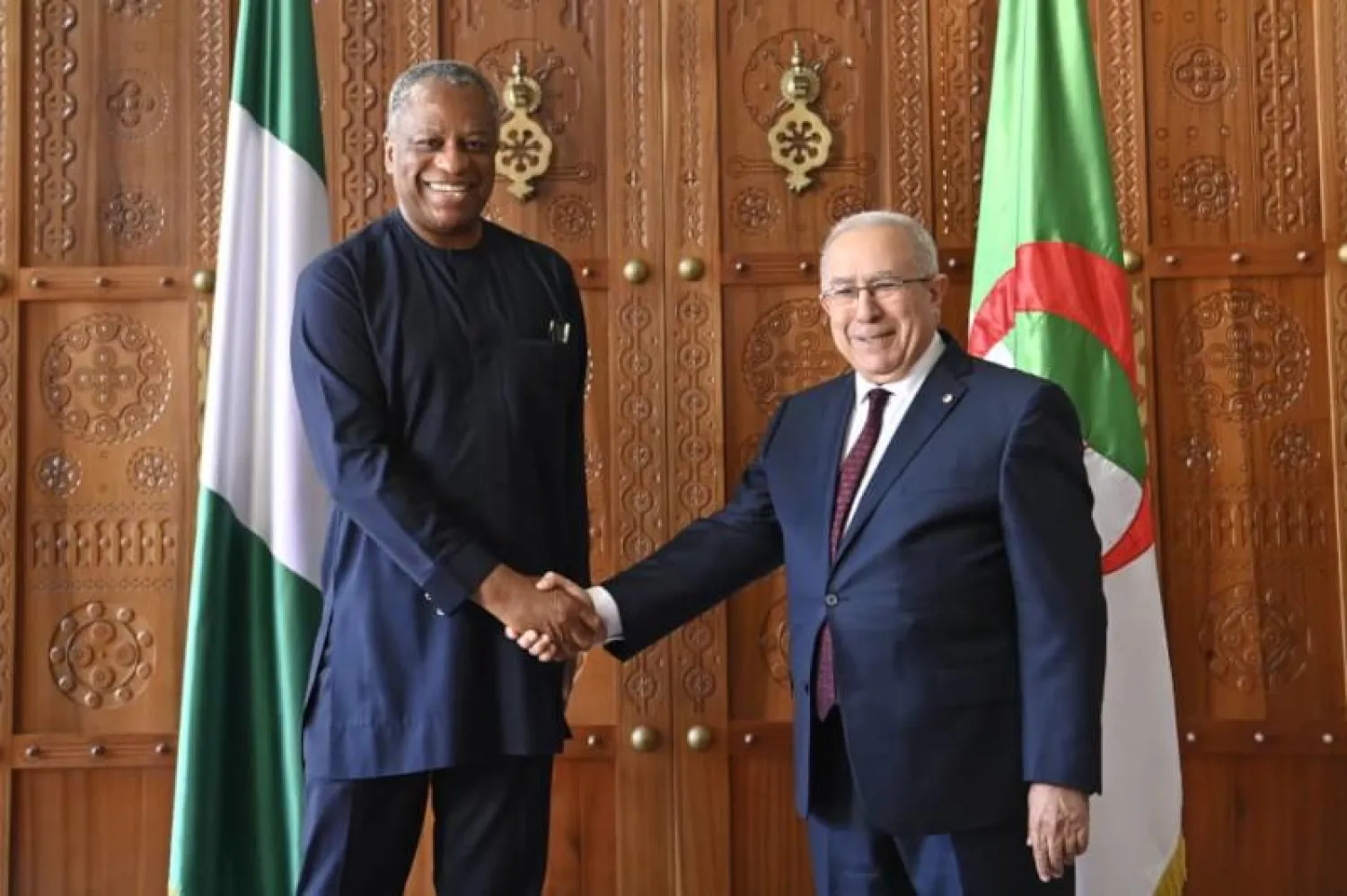 رمطان لعمامرة مستقبلاً وزير خارجية النيجر أمس في العاصمة الجزائر (الخارجية الجزائرية)