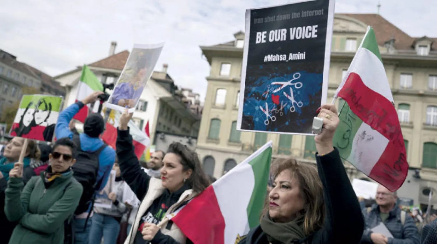 مسيرة تضامنية مع احتجاجات إيران في العاصمة السويسرية أمس (إ.ب.أ)