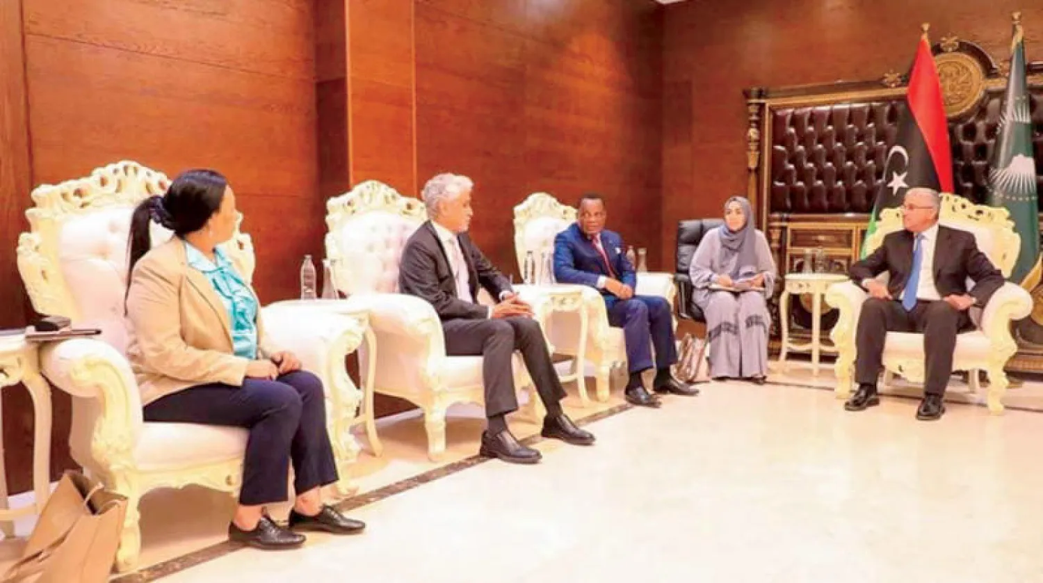 صورة وزعتها حكومة فتحي باشاغا رئيس حكومة الاستقرار الموازية لاجتماعه مع المبعوث الأفريقي