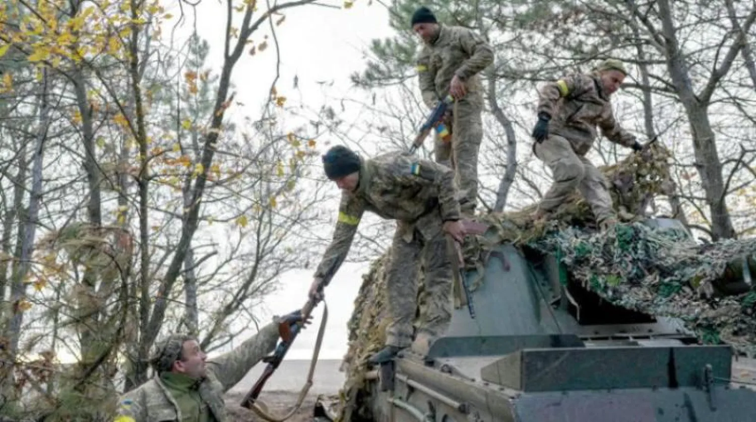 وحدة عسكرية أوكرانية تعود إلى موقعها في خيرسون حيث تدور معارك ضارية لاستعادة المدينة من الروس (أ.ف.ب)