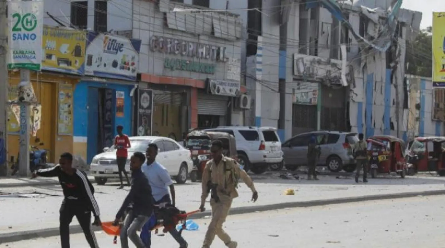 إخلاء جريح من موقع الانفجار قرب وزارة التعليم الصومالية في مقديشو (رويترز)