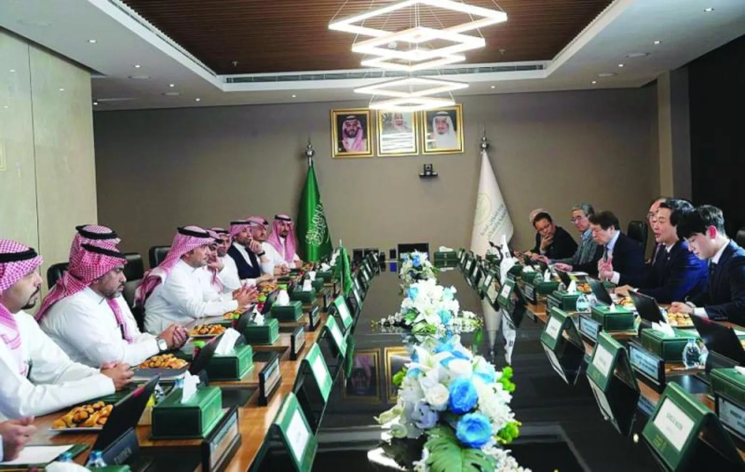 جانب من اجتماعات الوفد الكوري الجنوبي مع وزارة الشؤون البلدية والقروية والإسكان في الرياض أمس (الشرق الأوسط)