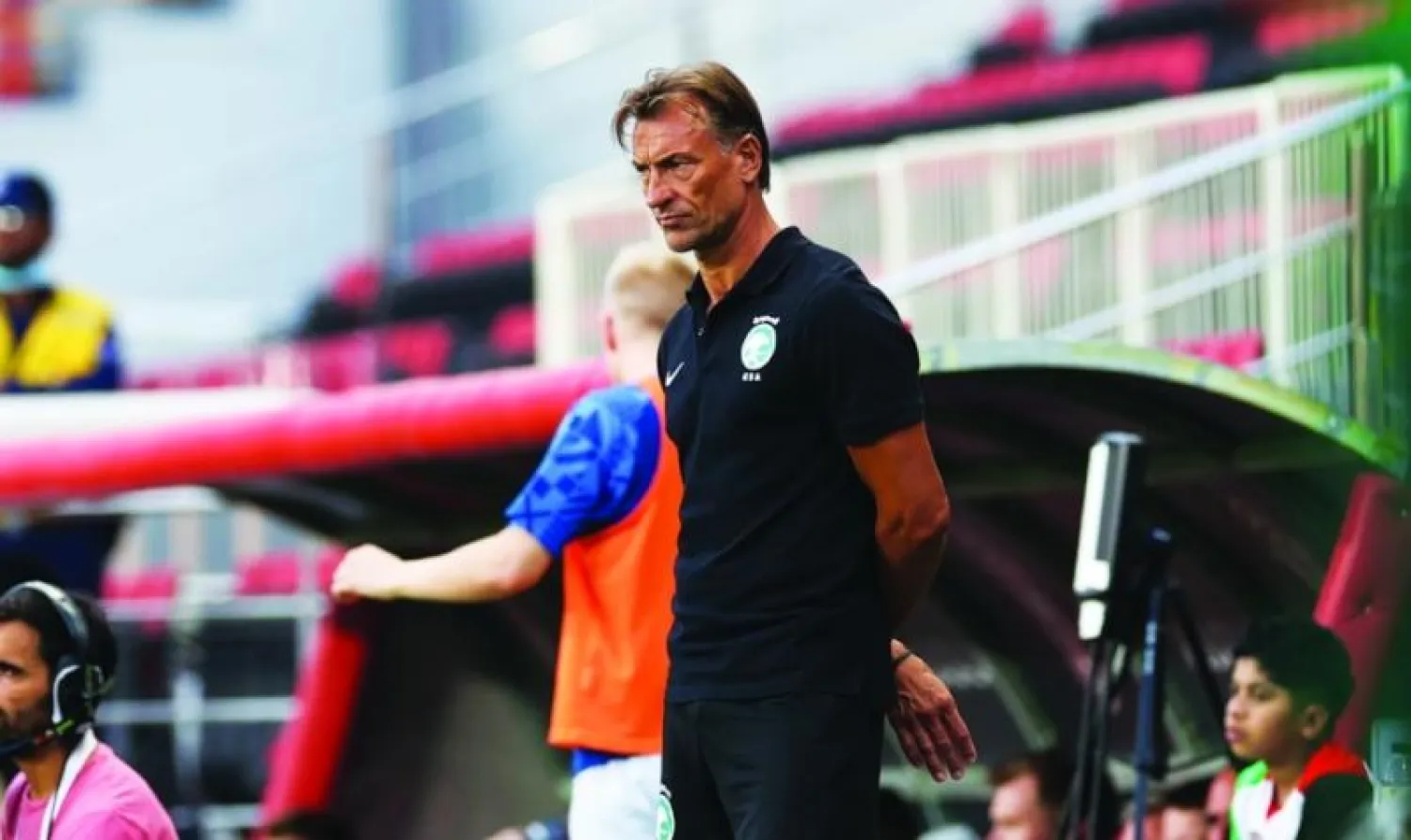 رينارد يتابع أداء لاعبيه خلال ودية آيسلندا أمس (الشرق الأوسط)