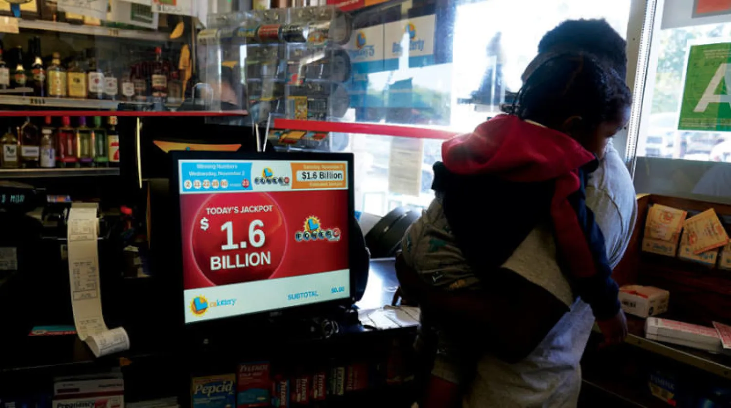 رجل يشتري تذاكر يانصيب قبل السحب (أ.ب)