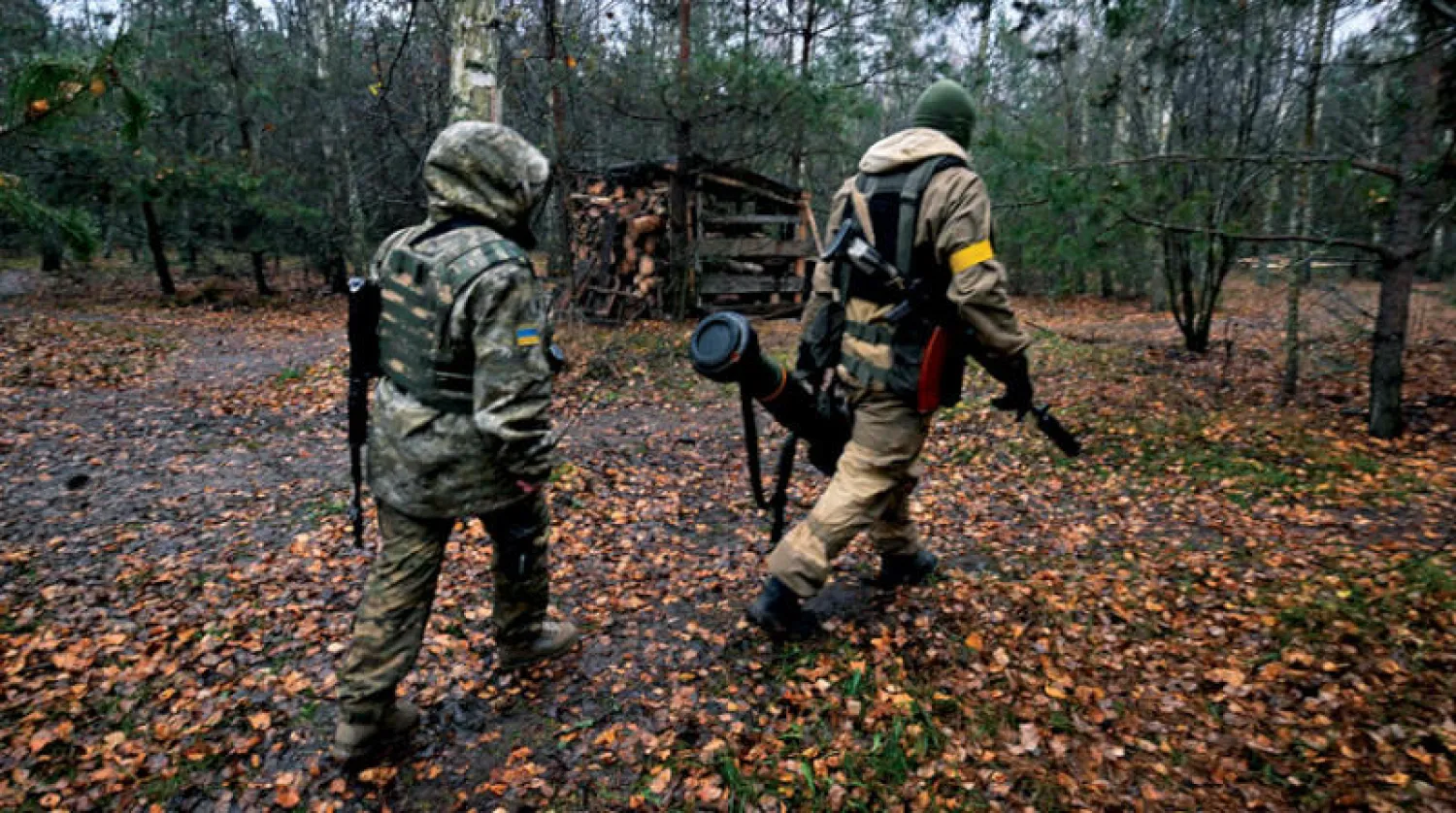 جنديان أوكرانيان قرب الحدود مع روسيا (أ.ف.ب)