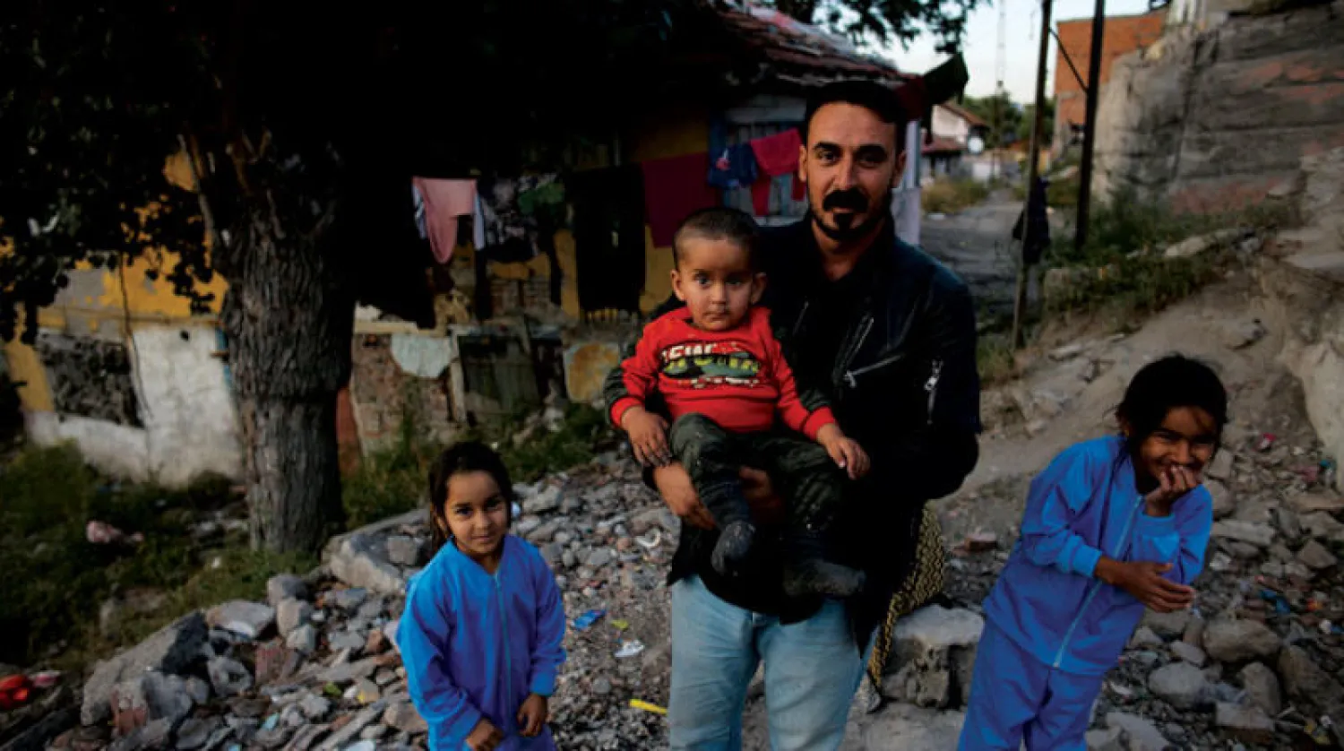 السوري محمد ديما مع أطفاله في الجزء القديم من أنقرة أكتوبر الماضي (إزب)