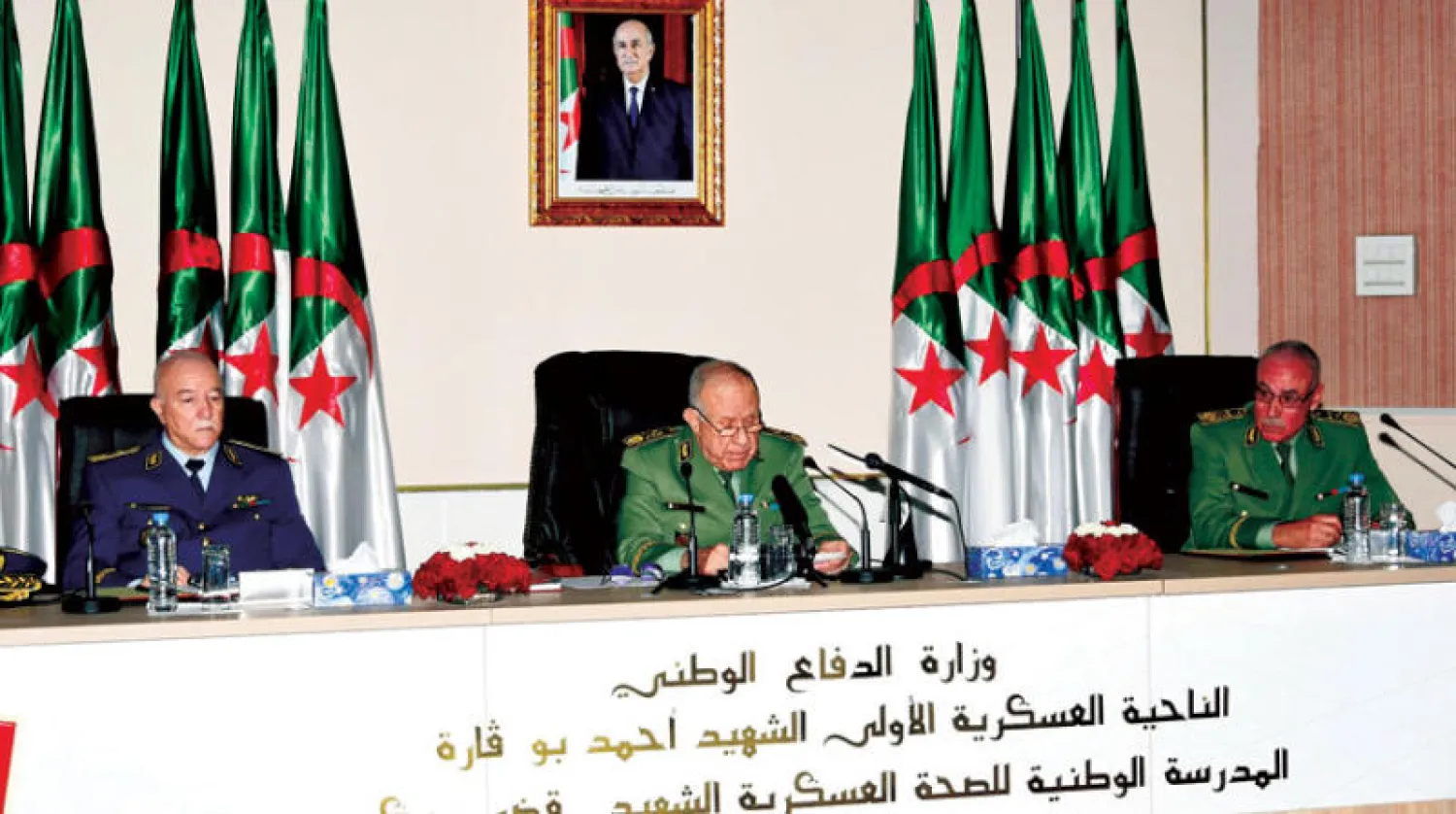رئيس أركان الجيش الجزائري الفريق أول سعيد شنقريحة (وسط الصورة) يلقي خطاباً أمس بمنشأة عسكرية (وزارة الدفاع الجزائرية)