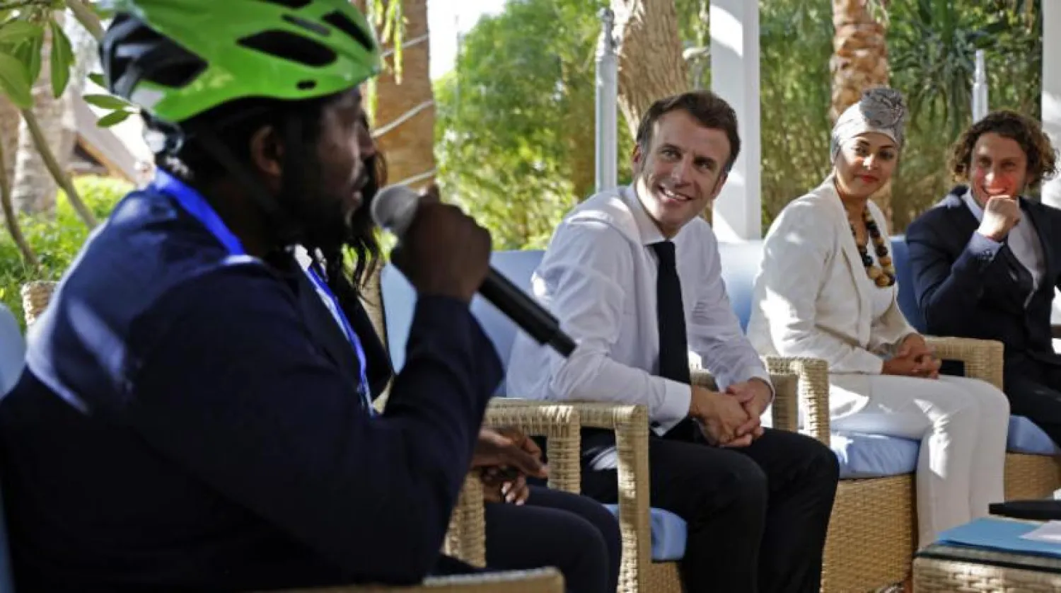 
مکرون در نشست با گروهی از جوانان (آسوشیتد پرس)