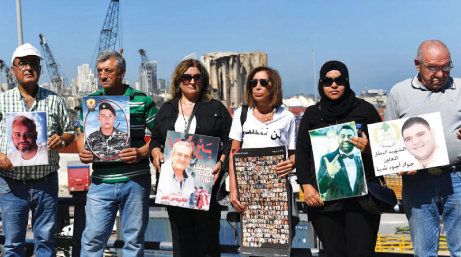 أهالي ضحايا الانفجار ما زالوا ينتظرون التحقيق والحقائق (إ.ب.أ)