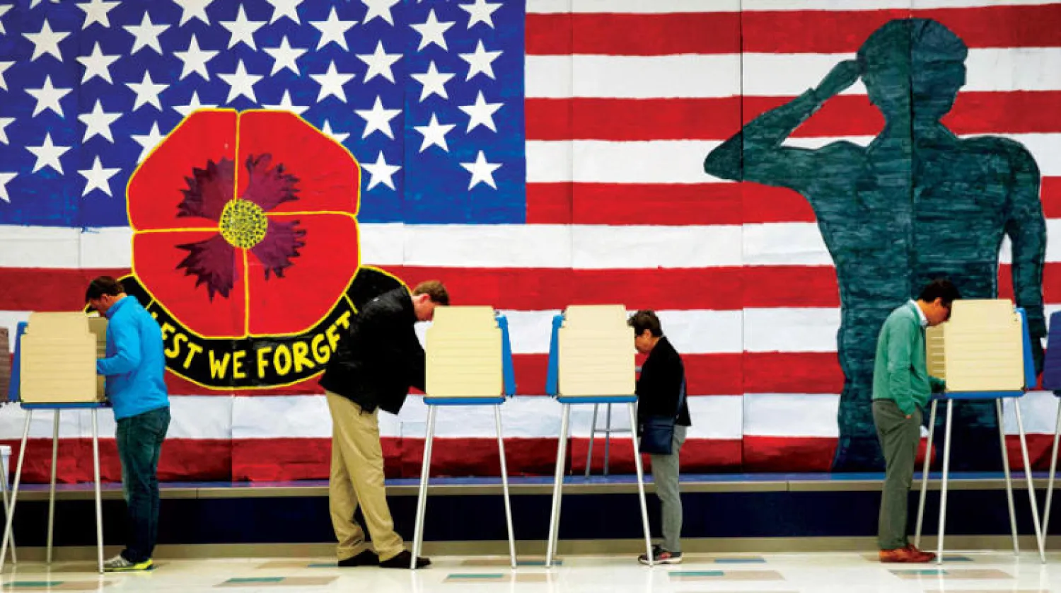 مركز اقتراع في مدرسة بولاية فيرجينيا أمس (أ.ف.ب)