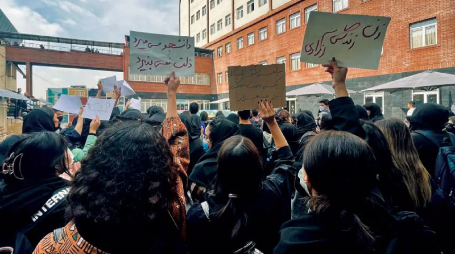 صورة تداولتها وسائل التواصل لطالبات من دون حجاب في جامعة «العلوم والثقافة» بطهران