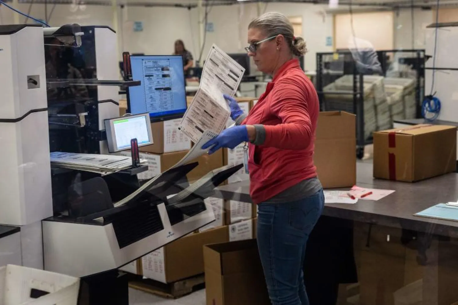 جانب من عملية فرز الأصوات في ولاية أريزونا الأميركية (أ.ف.ب)