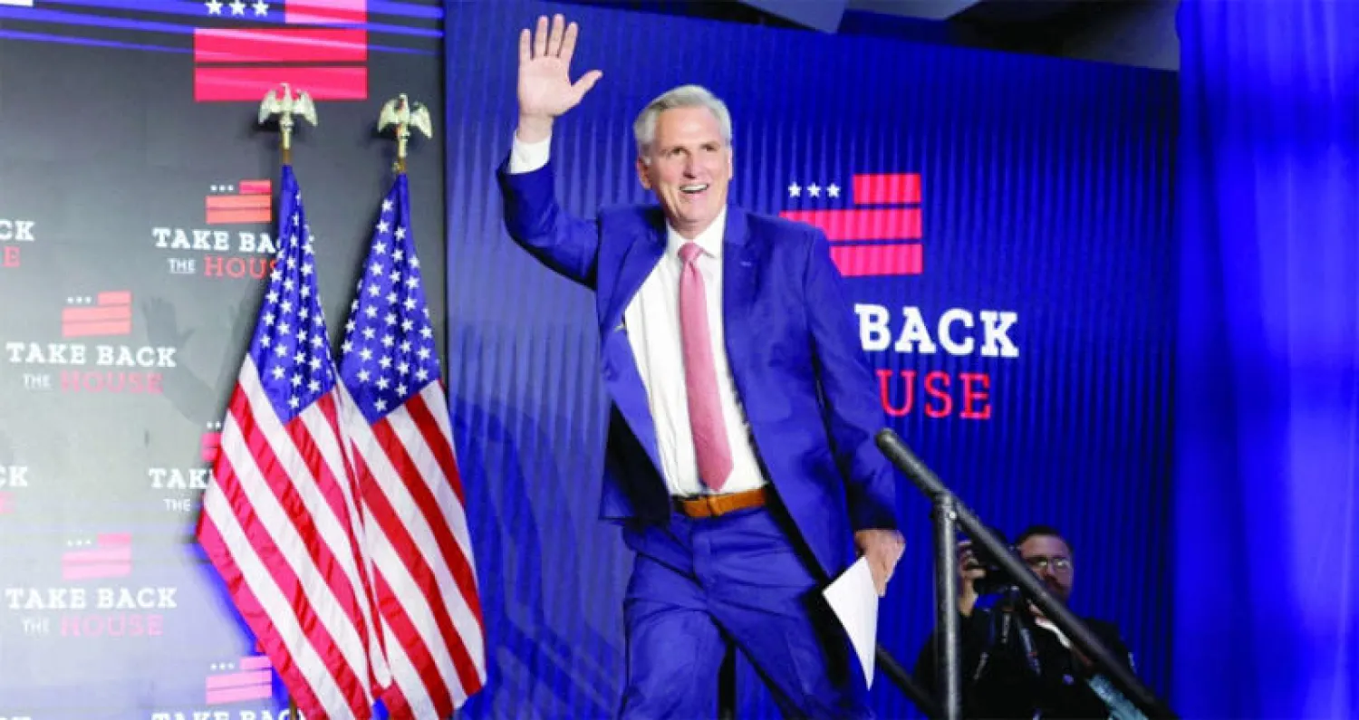 زعيم الجمهوريين في مجلس النواب كيفن مكارثي لدى وصوله للتحدث إلى أنصاره في واشنطن أمس (رويترز)