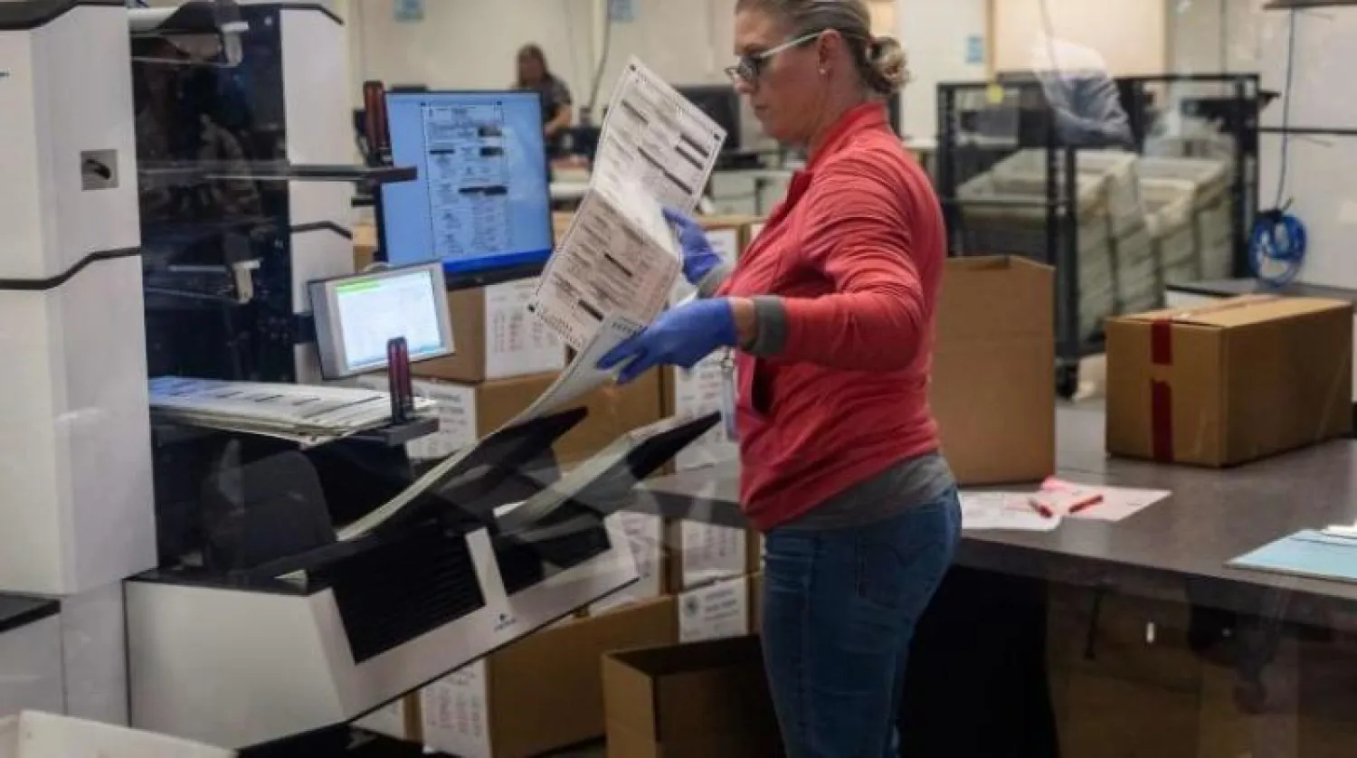 جانب من عملية فرز الأصوات في ولاية أميركية (أ.ف.ب)