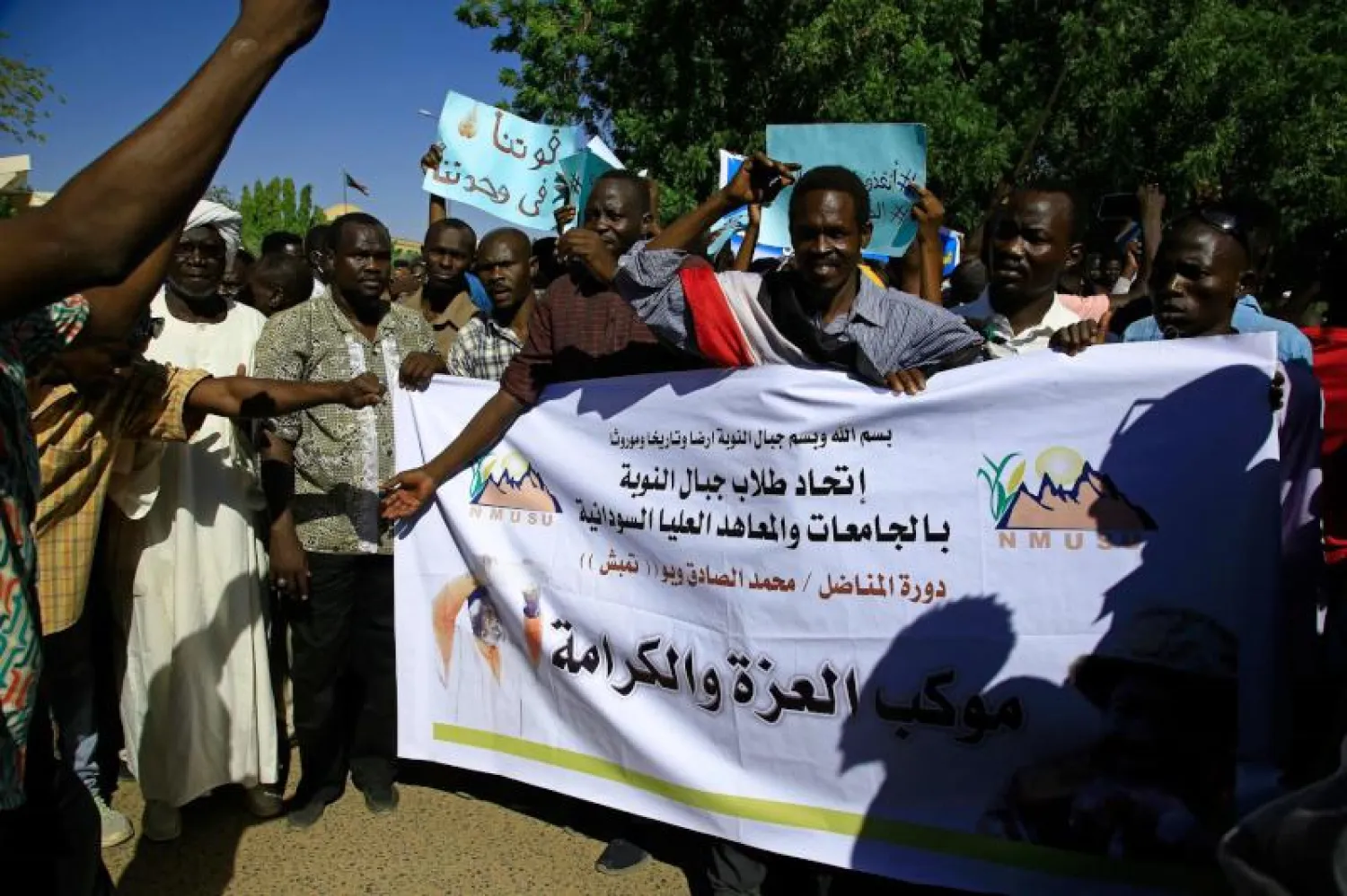 جانب من احتجاجات السودانيين في وسط الخرطوم (أ.ف.ب)