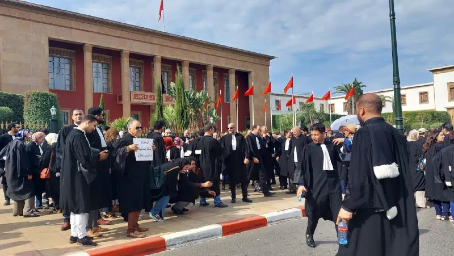 جانب من احتجاجات المحامين أمام مقر البرلمان (الشرق الأوسط)