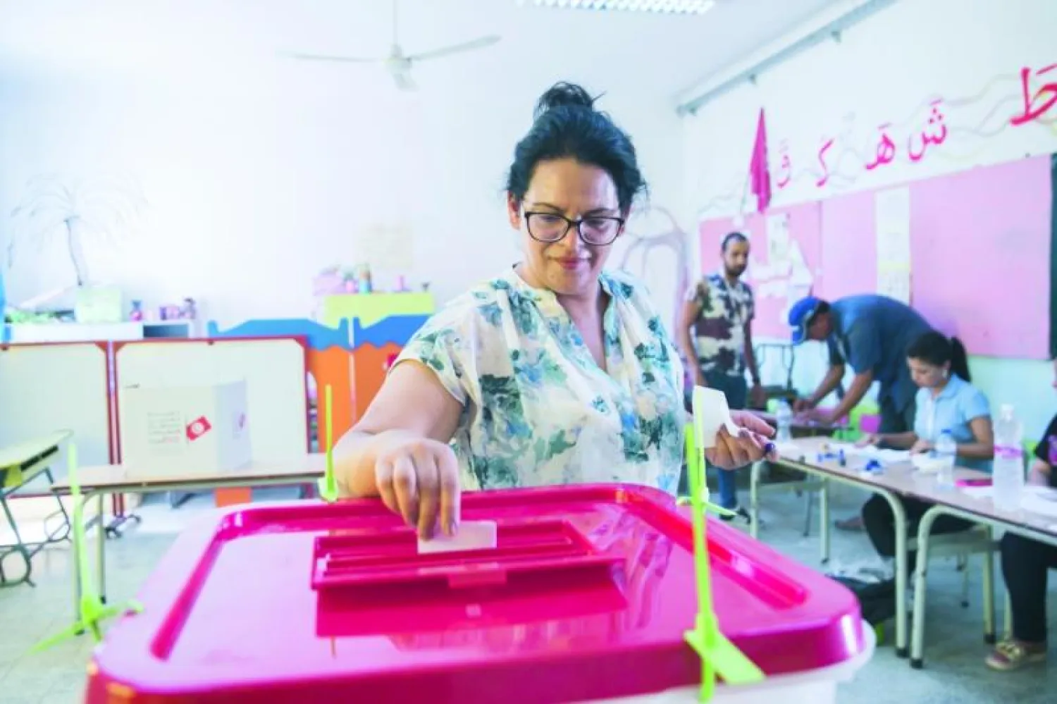 تونسية تدلي بصوتها في الاستفتاء على الدستور الصيف الماضي (أ.ف.ب)