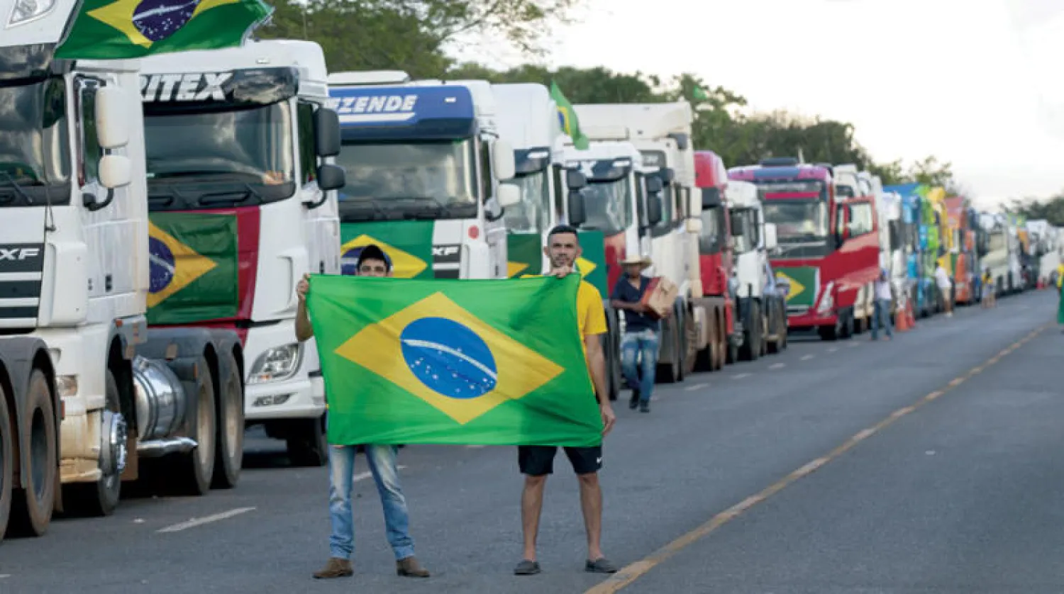 نحو 500 شاحنة لأنصار بولسونارو قرب المقر الرئيسي للجيش في برازيليا للمطالبة بتدخل عسكري ضد نتائج الانتخابات أول من أمس (إ.ب.أ)