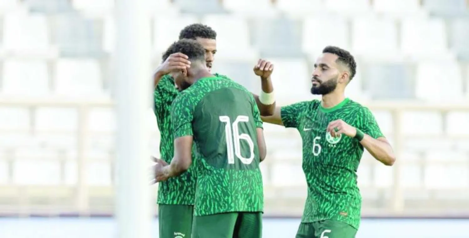 عسيري يتلقى تهنئة البريك والنجعي بعد تسجيله هدف التعادل (موقع المنتخب السعودي)