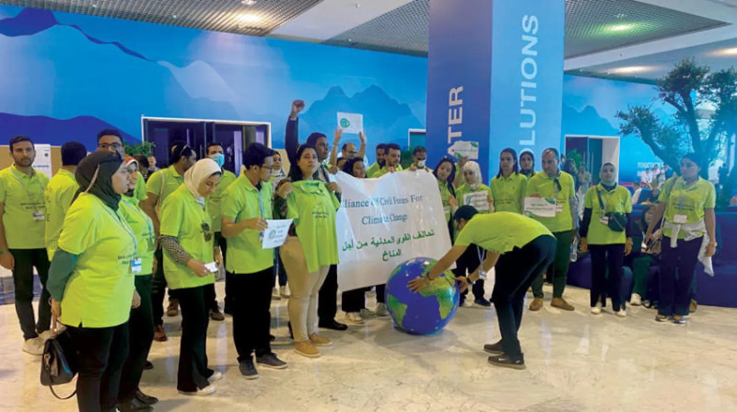 تحالف القوى المدنية من أجل المناخ ينادي بالعدالة المناخية من أمام إحدى قاعات المؤتمر الرئيسية (الشرق الأوسط)