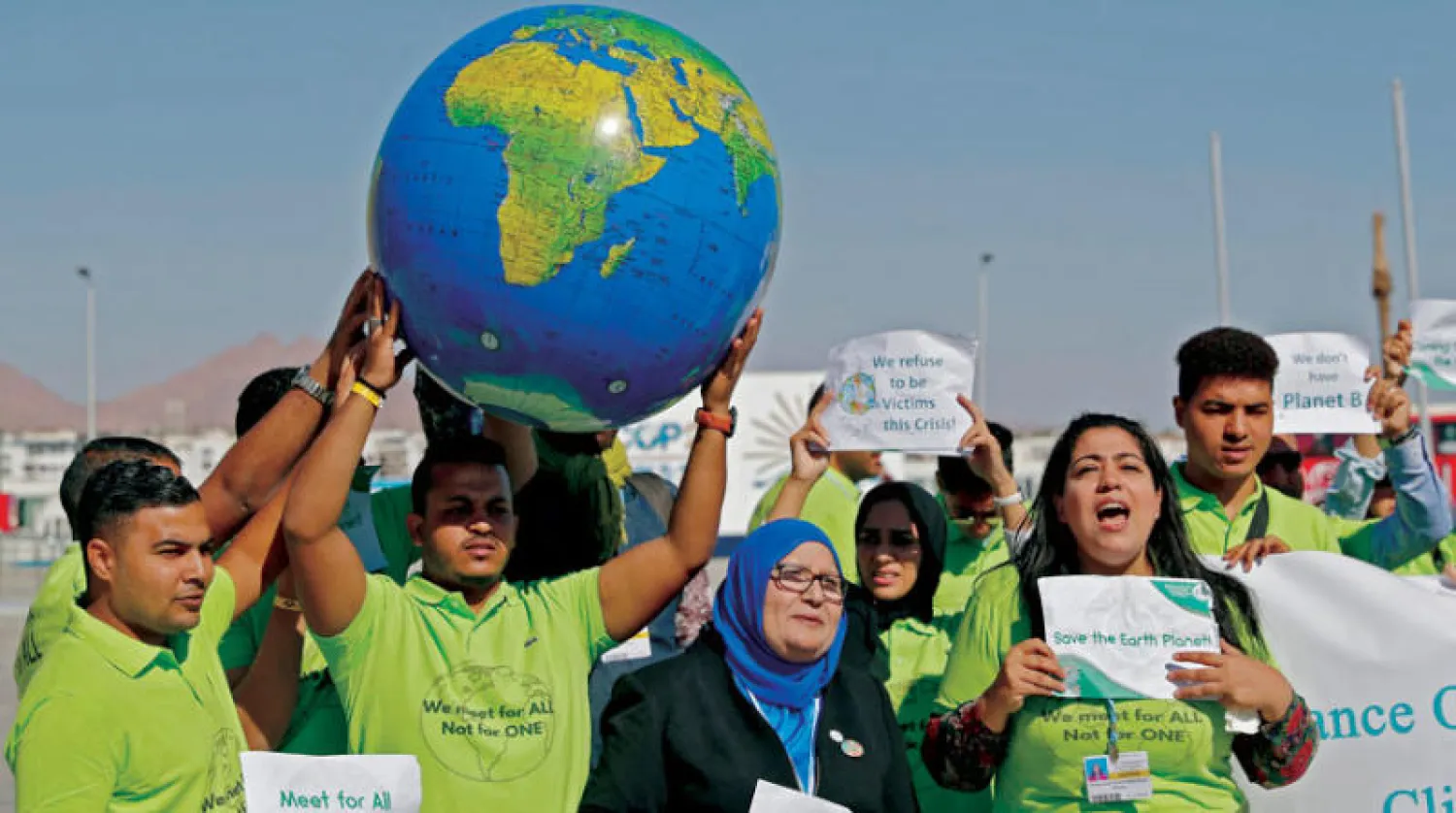 مهتمون بقضايا المناخ خلال وقفة في مدينة شرم الشيخ على هامش قمة «كوب 27» (أ.ف.ب)