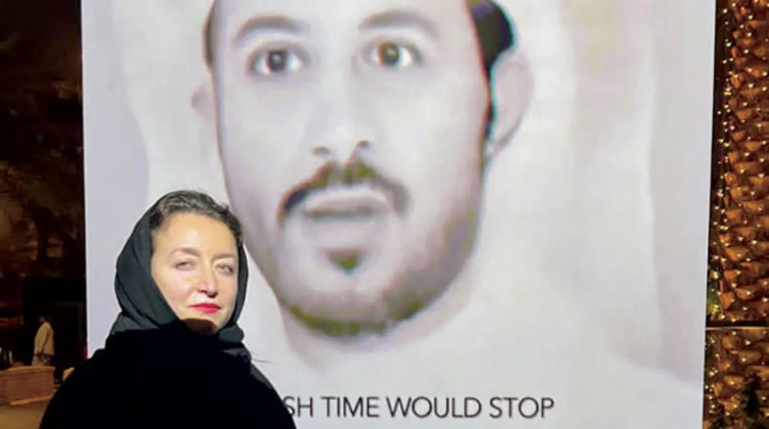 الفنانة دانية الصالح أمام عملها