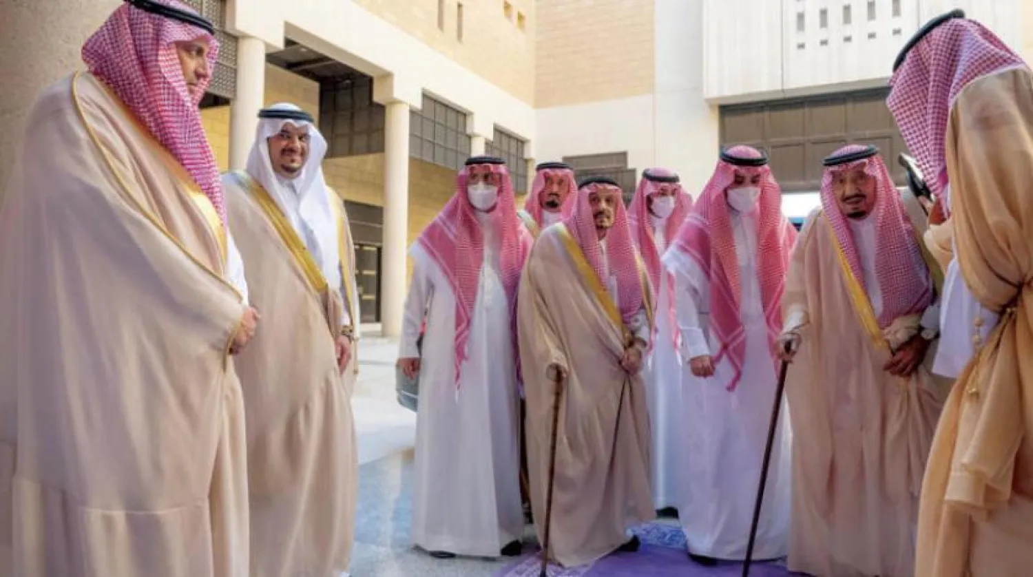 Suudi Arabistan Kralı Selman bin Abdulaziz Riyad Valiliği ve el-Masmak Sarayı’nı ziyaret ettiği Hükümet Sarayı’nda (SPA)