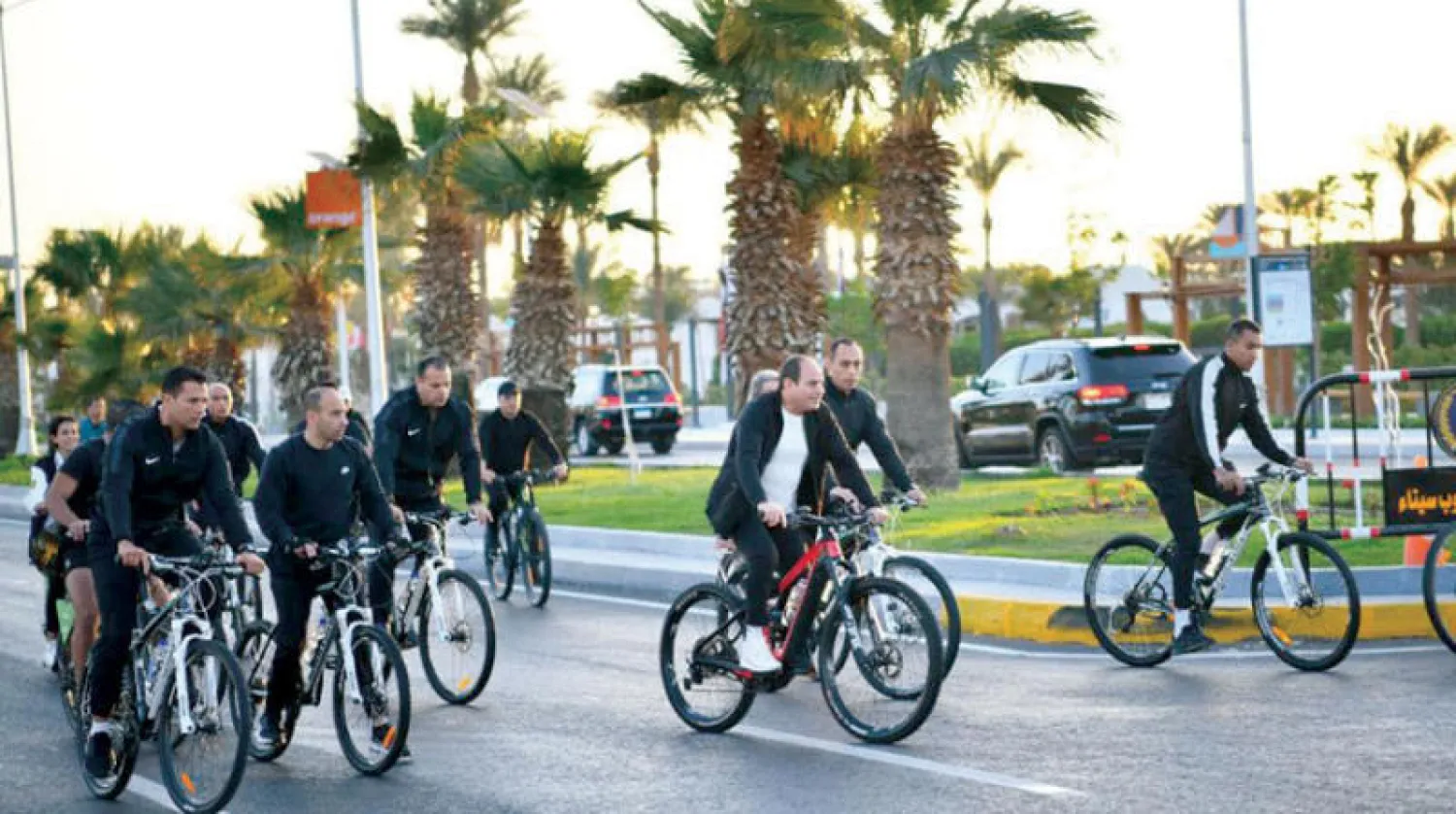 الرئيس المصري عبد الفتاح السيسي في جولة تفقدية بالدراجة مع مجموعة من مرافقيه في مدينة شرم الشيخ أمس وزار (المنطقة الخضراء) الصديقة للبيئة، التي تشهد العديد من الفعاليات والأنشطة خلال انعقاد القمة العالمية للمناخ، والتقى بـعدد من الشباب والأجانب المشاركين فى قمة المناخ (كوب 27)، كما ألتقى بسيدة سويدية ناشطة في مجال المناخ، حضرت من السويد لتقطع مسافة 7 آلاف كم بواسطة الدراجة الهوائية، في رحلة استمرت 4 شهور للمشاركة في مؤتمر شرم الشيخ