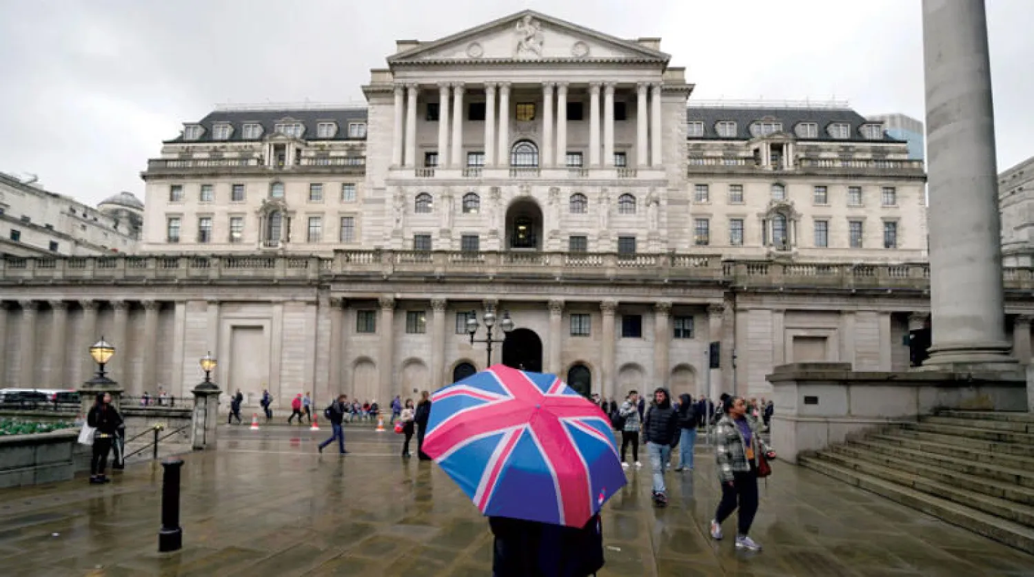 أمام بنك إنجلترا المركزي في العاصمة لندن... فيما تنذر البيانات الاقتصادية بركود طويل مقبل (أ.ب)