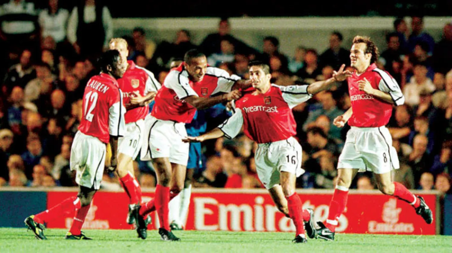 سيلفيني يحتفل بأحد اهدافه مع نجوم أرسنال (غيتي)