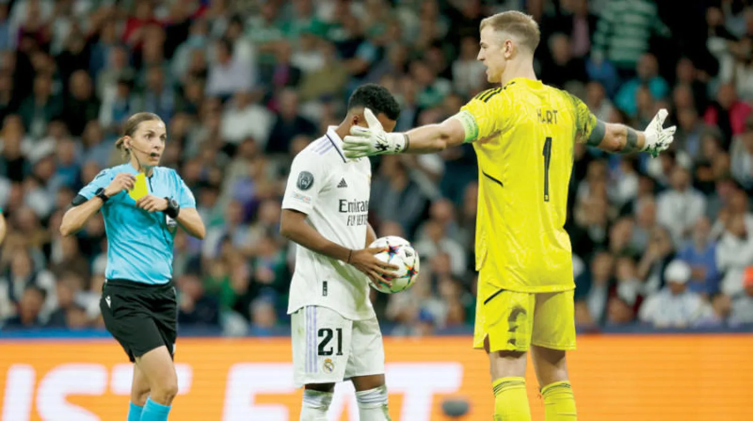 الفرنسية فرابار تشهر البطاقة الصفراء في وجه هارت حارس سيلتيك خلال المواجهة مع ريال مدريد هذا الشهر بدوري الأبطال (رويترز)