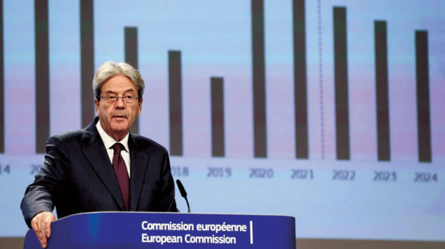 مفوّض الاقتصاد في الاتحاد الأوروبي باولو جنتيلوني في مؤتمر صحافي أمس (أ.ف.ب)