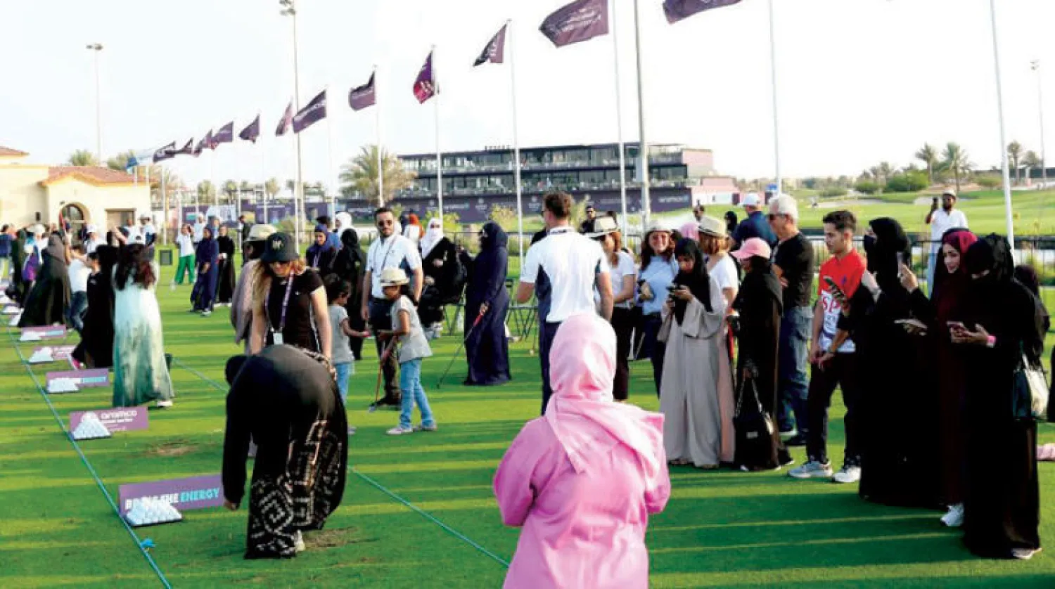 لاعبات هاويات يتدربن على أساسيات اللعبة في نادي «رويال غرينز»... (تصوير: غازي مهدي)
