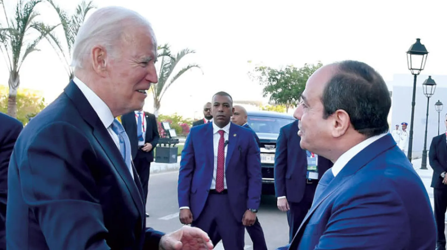 الرئيسي السيسي لدى استقباله نظيره الأميركي بايدن في شرم الشيخ أمس (إ.ب.أ)