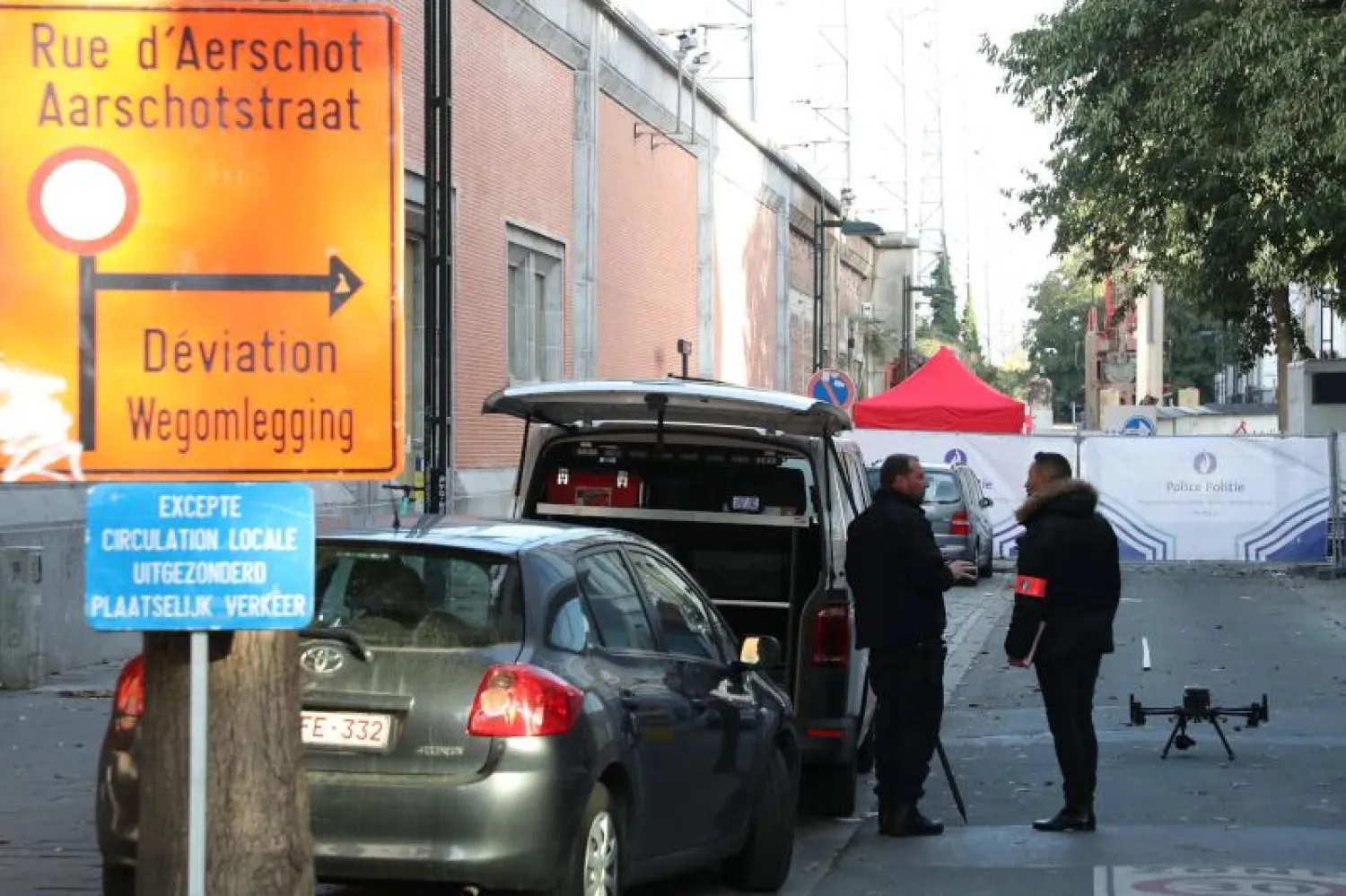 شرطيان بلجيكيان في موقع الحادث (أ.ف.ب)