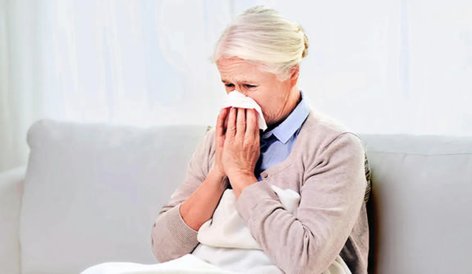 معدل الإصابة بالإنفلونزا يرتفع بين كبار السن (shutterstock)