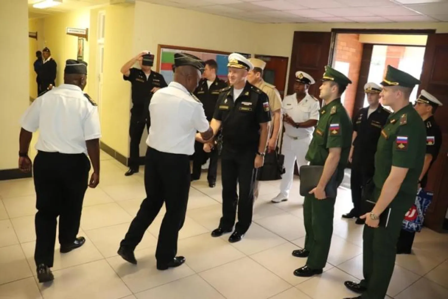 عسكريون من روسيا وجنوب أفريقيا (أرشيفية)