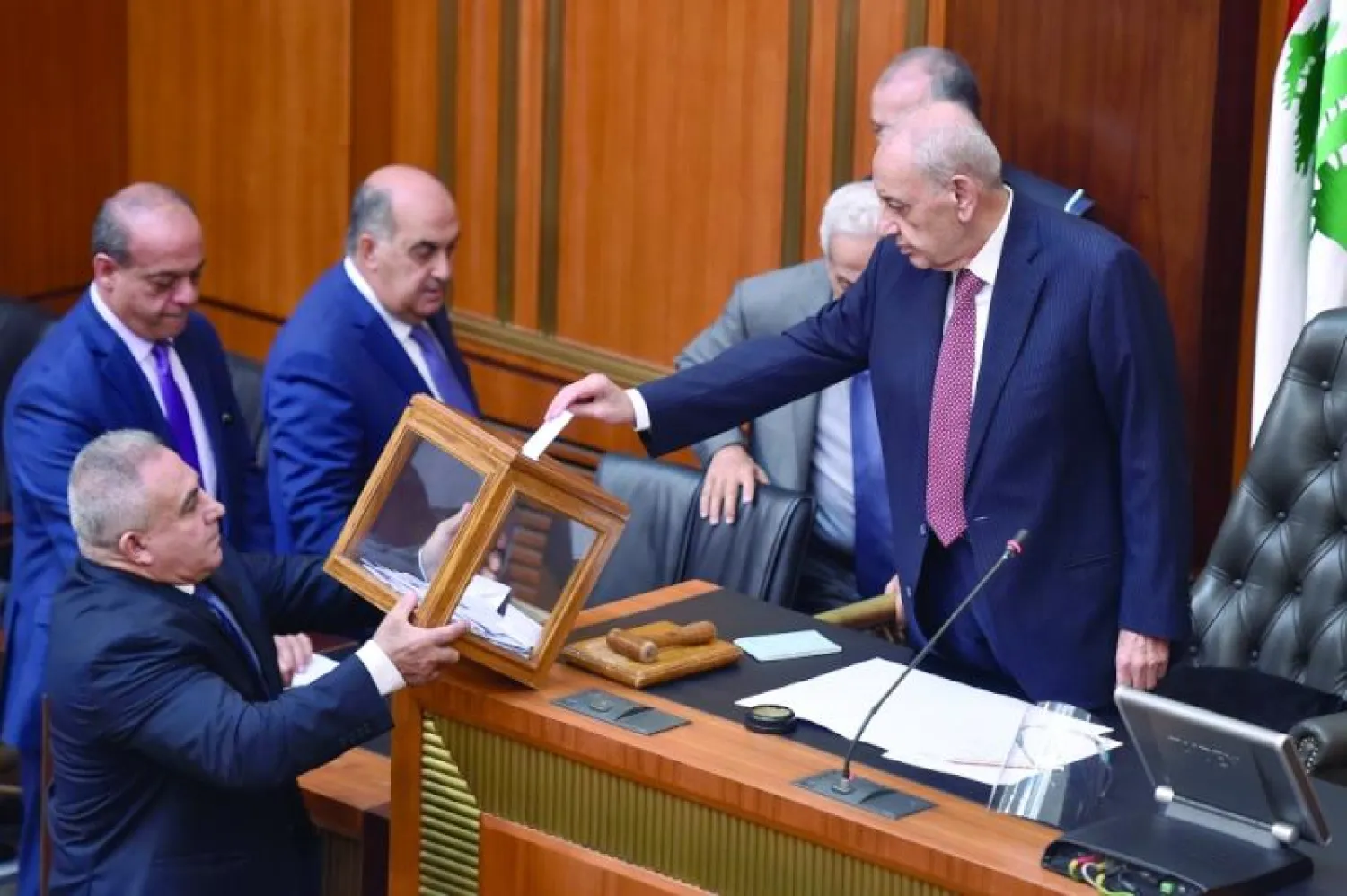رئيس البرلمان اللبناني نبيه بري يدلي بصوته في جلسة انتخاب رئيس الجمهورية أول من أمس (إ.ب.أ)