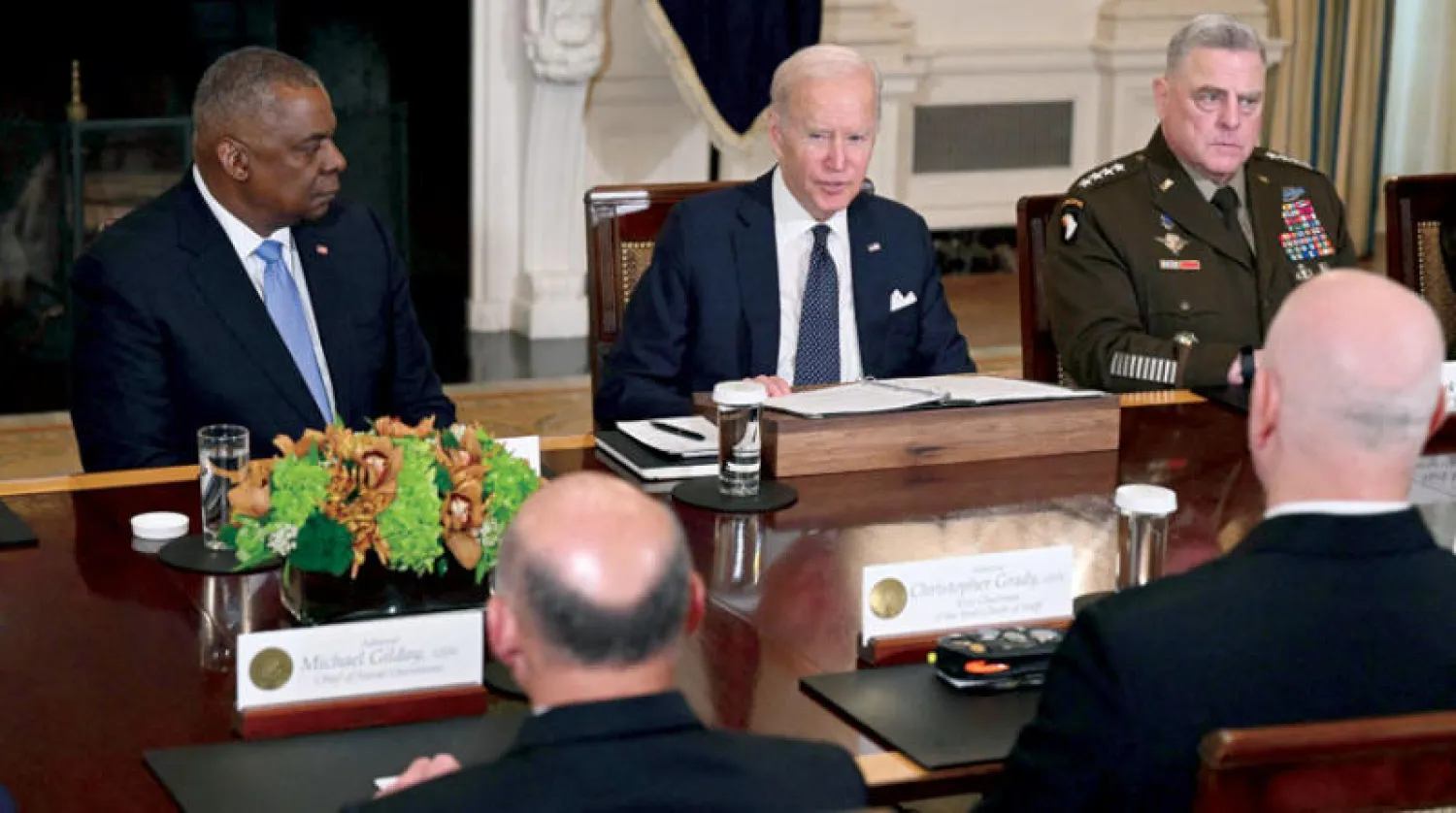 الرئيس بايدن يتوسط وزير الدفاع (يسار) والجنرال مارك ميلي رئيس هيئة الأركان المشتركة (أ.ف.ب)