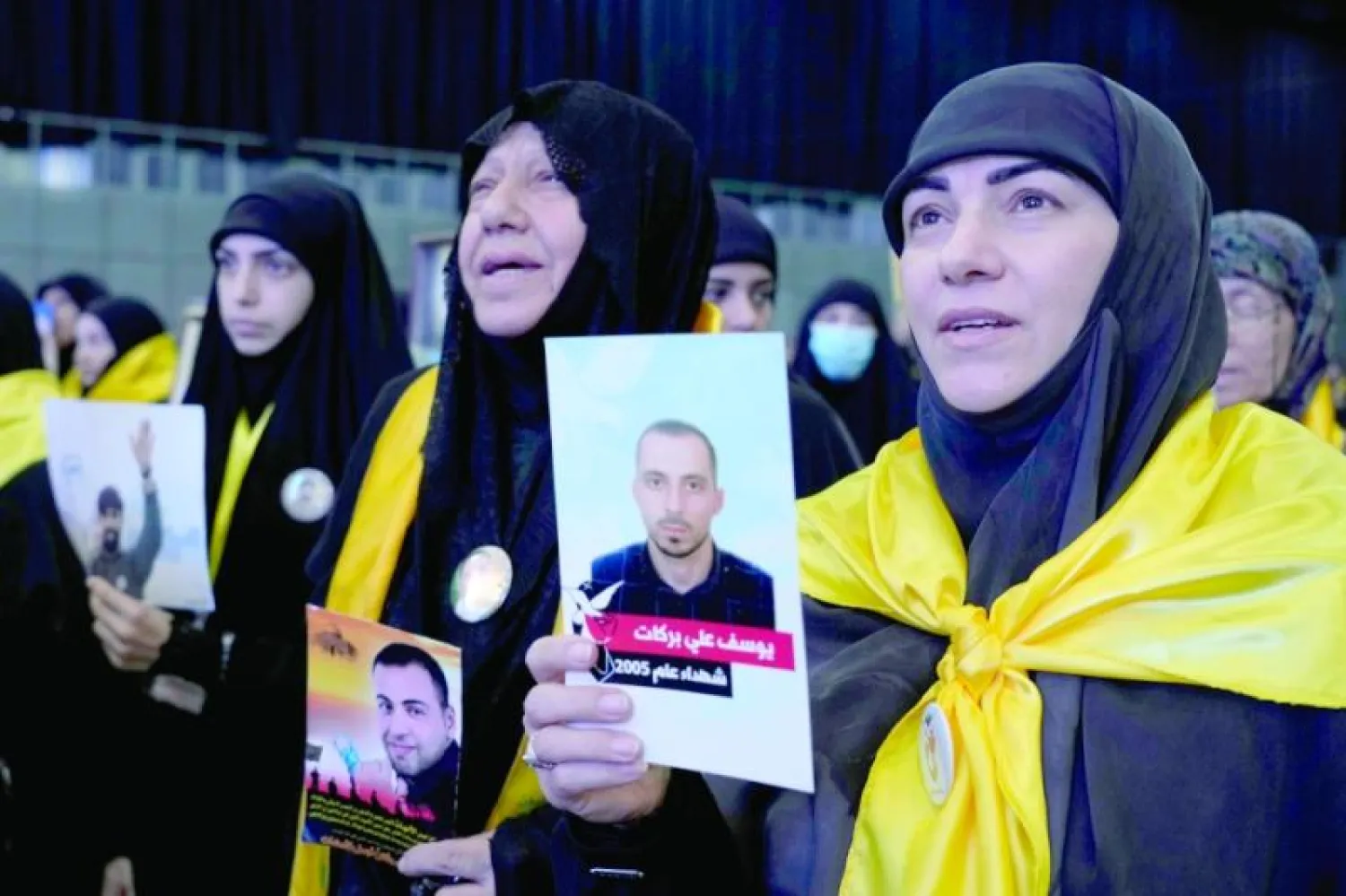 مؤيدات لـ«حزب الله» خلال مهرجان في الضاحية الجنوبية لبيروت أمس (أ.ب)