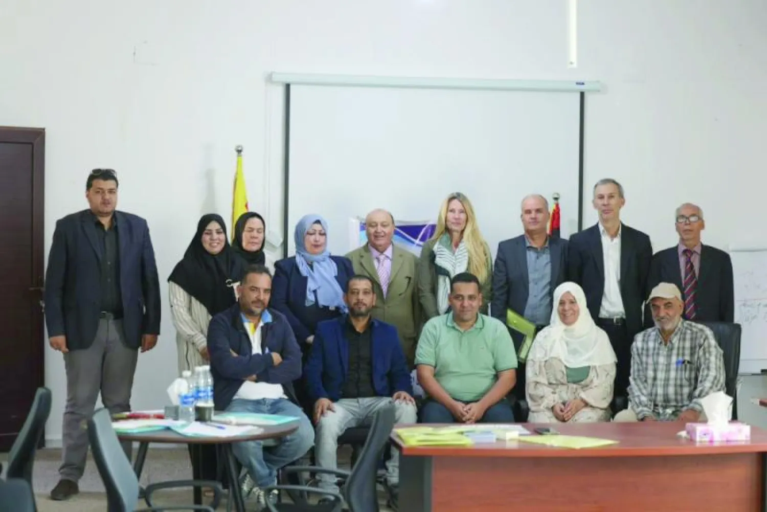 جانب من المشاركين بجلسة حوارية ناقشت أزمة المنافذ والعاملين بها في ليبيا (الشرق الأوسط)