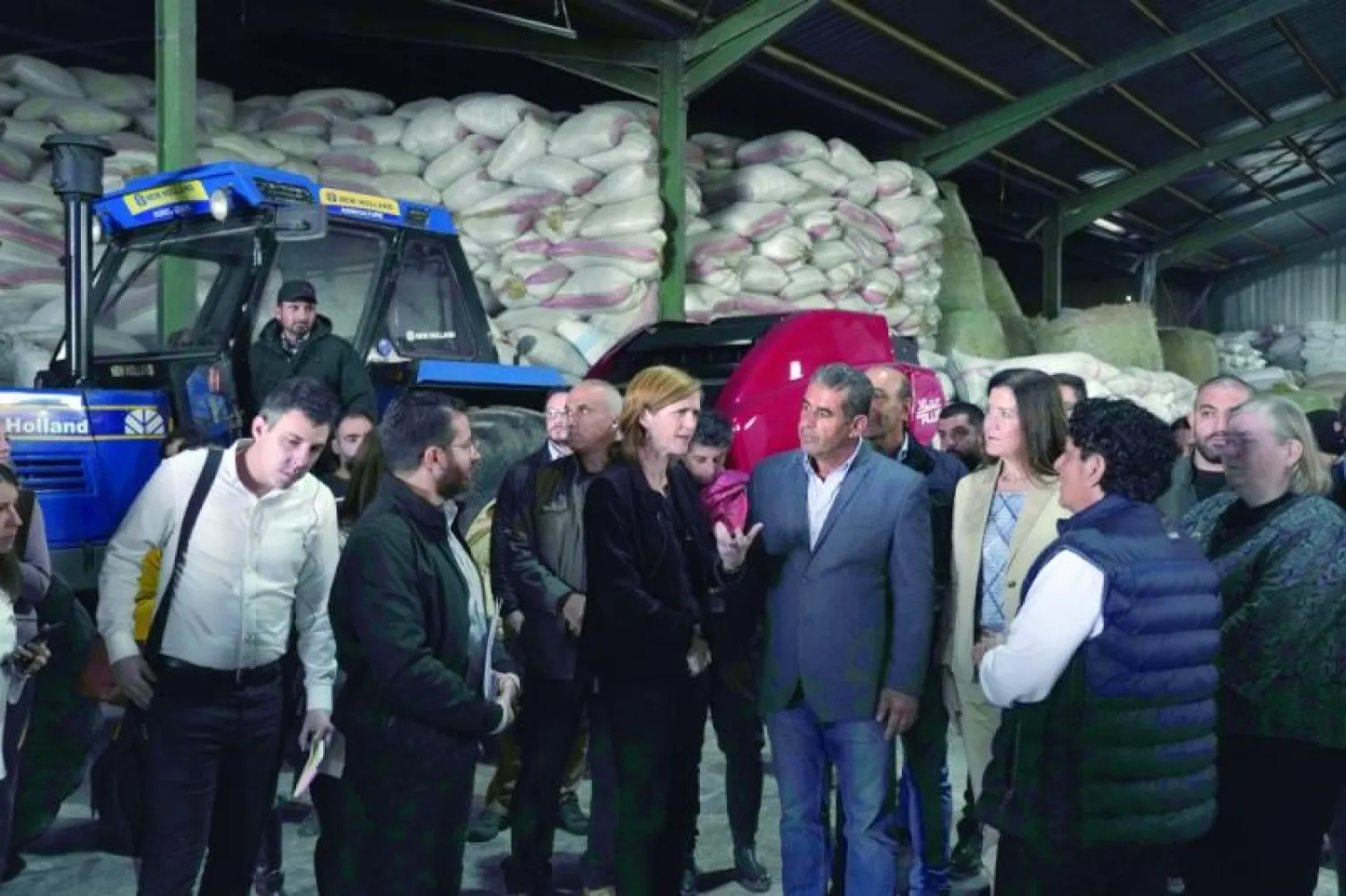 سامانثا باور (وسط) خلال زيارتها مدينة زحلة الأربعاء الماضي (أ.ب)