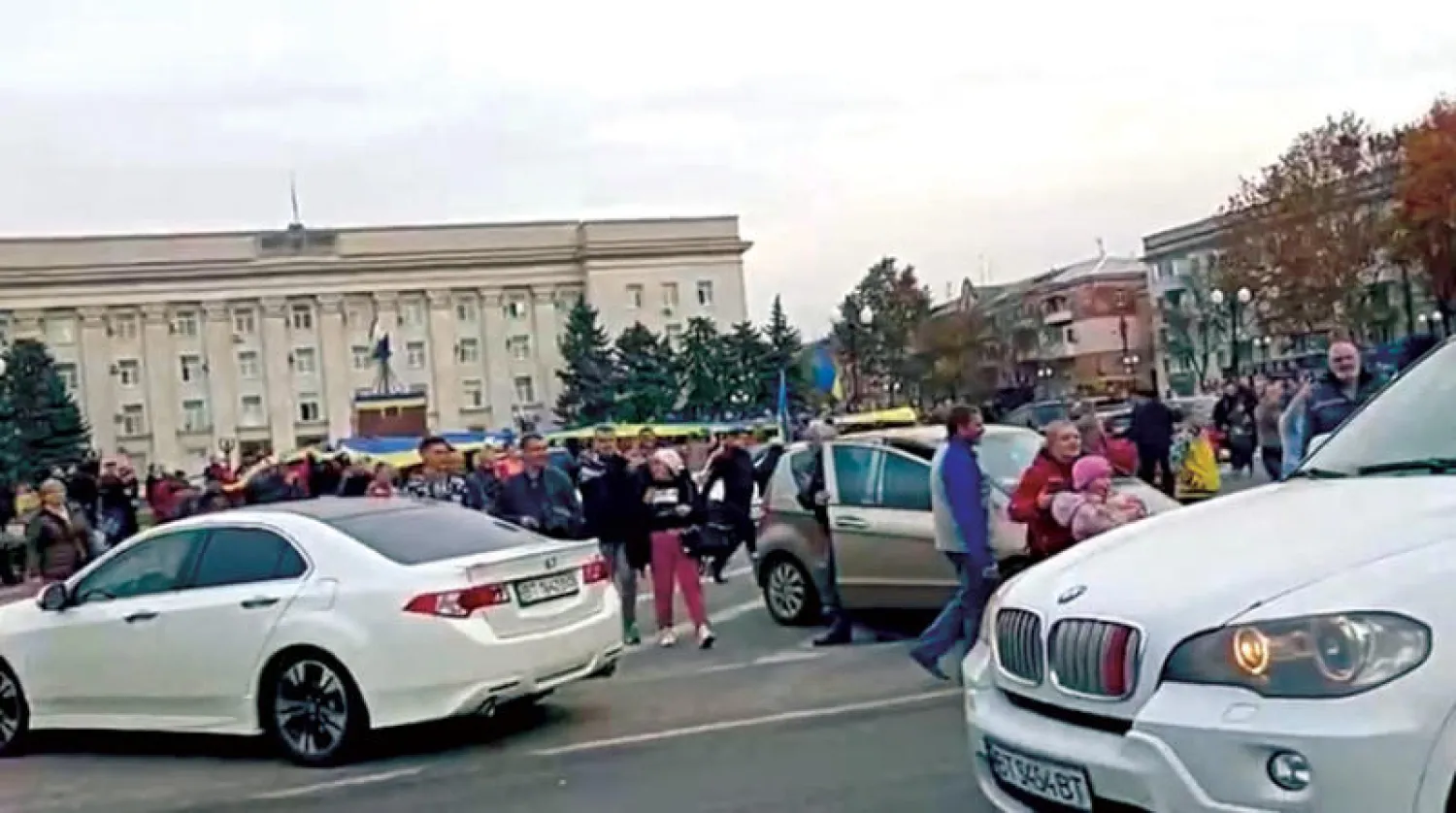 احتفالات أوكرانية في ميدان الحرية بوسط خيرسون ترحيباً بجنود وصلوا إلى المكان (رويترز)