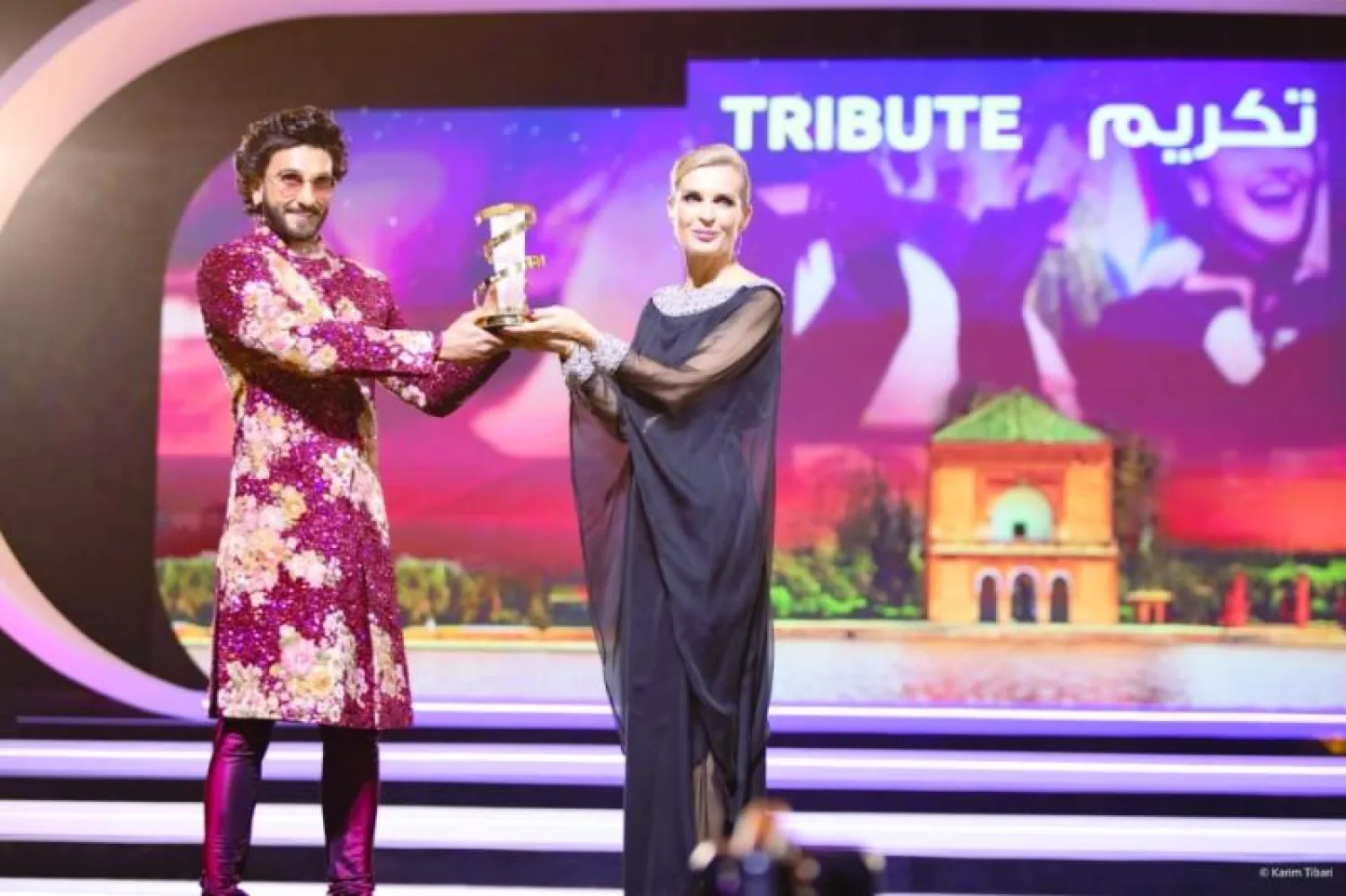 الممثل الهندي رانفير سينغ خلال تكريمه في افتتاح مهرجان الفيلم بمراكش