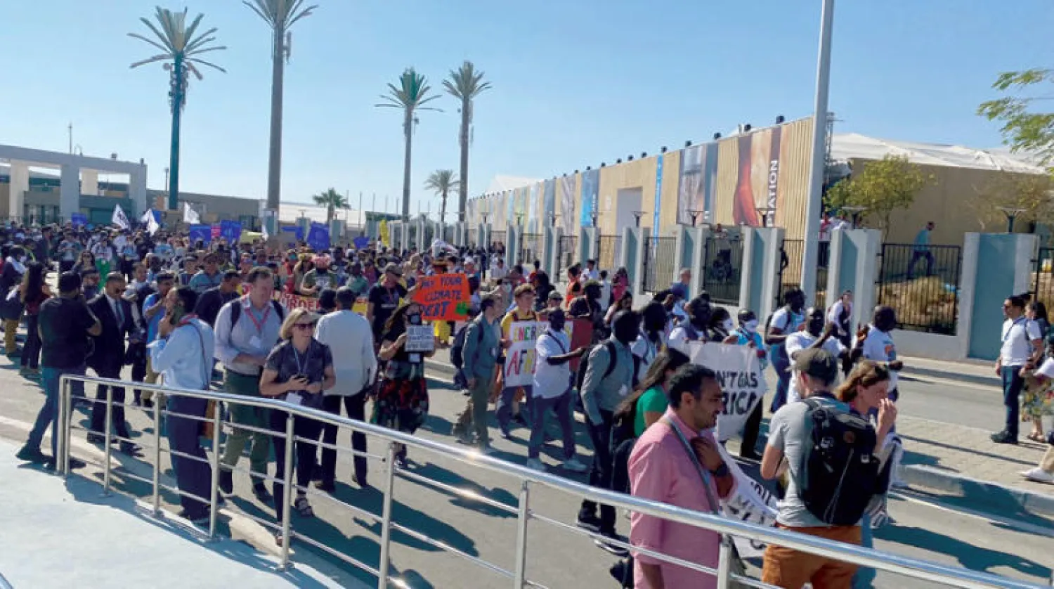 جانب من فعاليات مسيرة «العدالة المناخية» داخل المنطقة الزرقاء في «كوب 27» (الشرق الأوسط)